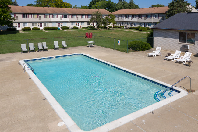 Canton Garden Apartments in Canton, MI - Building Photo - Building Photo