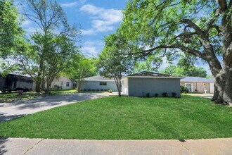 14223 Ella Lee Ln in Houston, TX - Building Photo - Building Photo