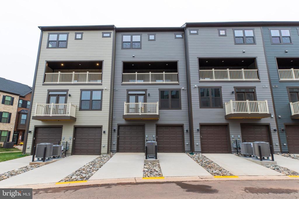 4357 Black Tulip Wy in Chantilly, VA - Building Photo