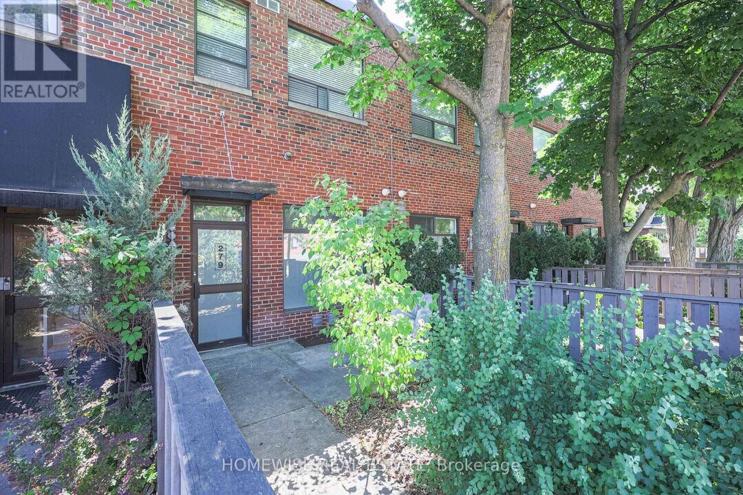 279 Humbercrest Blvd in Toronto, ON - Building Photo