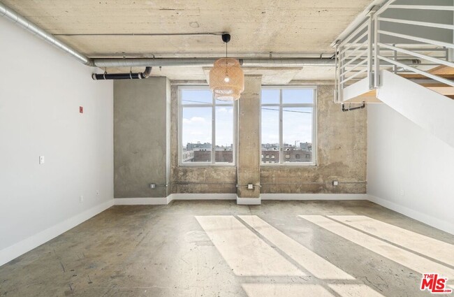 825 East 4th St in Los Angeles, CA - Building Photo - Building Photo