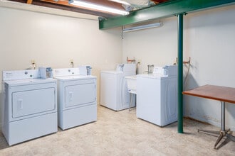 Evergreen Terrace Apartments in Hartford, WI - Foto de edificio - Interior Photo