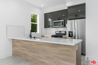 520 1/2 Wilton Pl in Los Angeles, CA - Building Photo - Building Photo