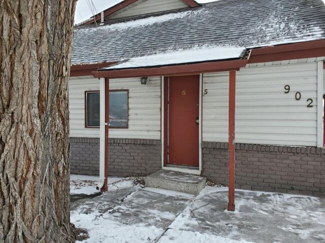 property at 902 S 30th St