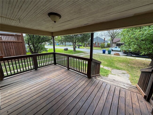 907 W Fischer St in Sherman, TX - Foto de edificio - Building Photo