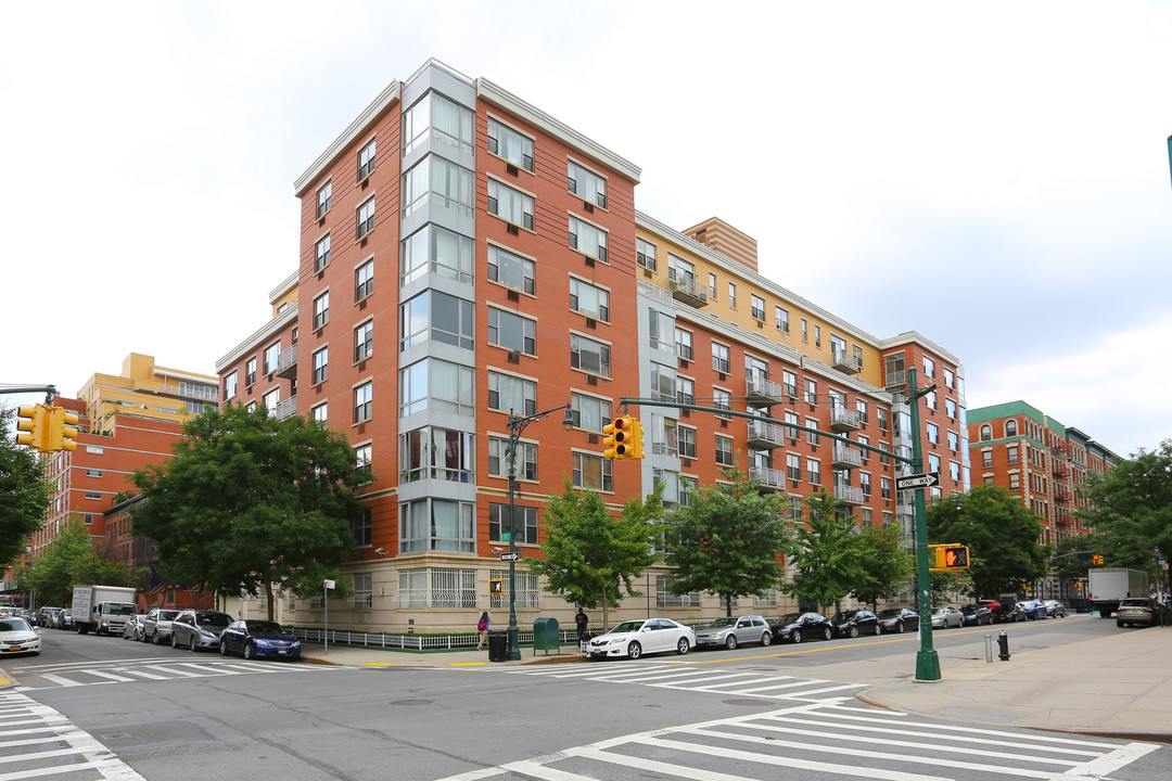 Manhattan Court in New York, NY - Building Photo