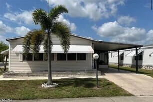 571 Sunrise Ln in North Fort Myers, FL - Building Photo