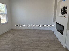 1052 Foxfire Dr in Manteca, CA - Building Photo - Building Photo