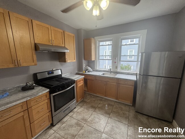 196 Sherman St, Unit #2 in Cambridge, MA - Building Photo - Building Photo