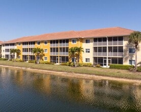 10010 Maddox Ln, Unit 318 in Bonita Springs, FL - Foto de edificio - Building Photo