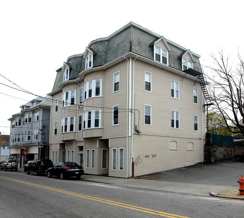 586 N Main St in Woonsocket, RI - Building Photo