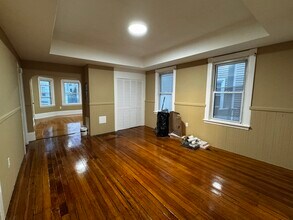 136 Nye St, Unit 1 in New Bedford, MA - Foto de edificio - Building Photo