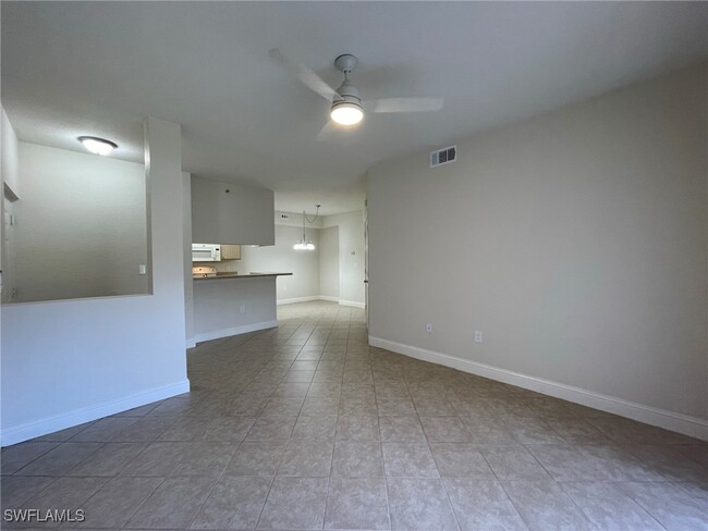 6461 Aragon Way in Ft. Myers, FL - Foto de edificio - Building Photo