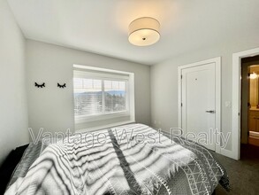 2460 Tallus Heights Dr in West Kelowna, BC - Building Photo - Building Photo