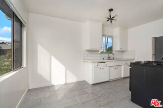 2614 Michigan Ave in Los Angeles, CA - Building Photo - Building Photo