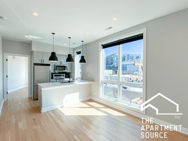 1051 W Cornelia Ave, Unit 402