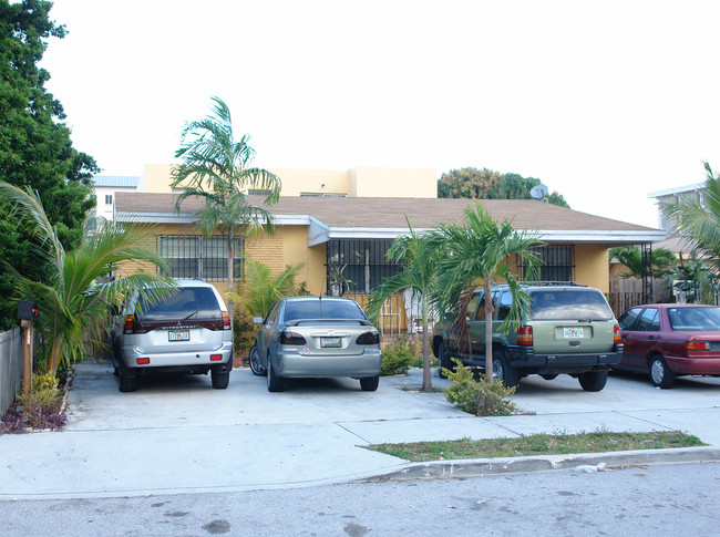 517 E 23rd St in Hialeah, FL - Foto de edificio - Building Photo