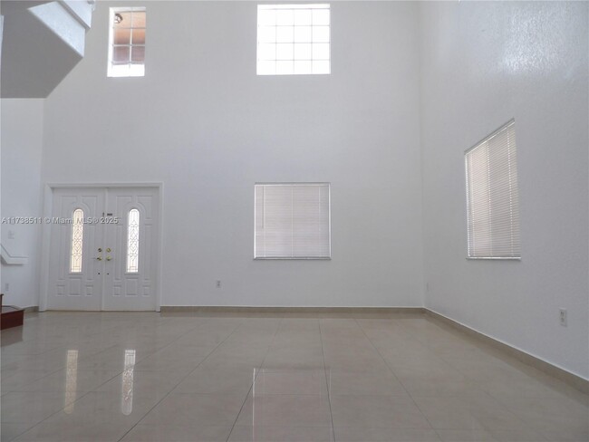 5411 SW 158th Ct in Miami, FL - Foto de edificio - Building Photo