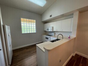 6992 SW 39th St in Davie, FL - Building Photo - Building Photo