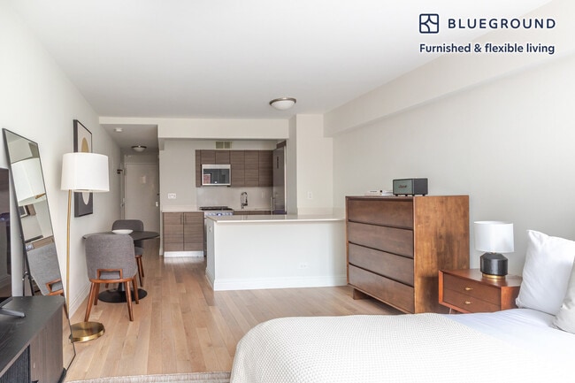 340 E 51st St in New York, NY - Building Photo - Building Photo