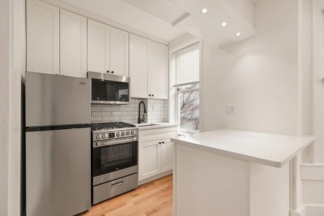 464 E 3rd St, Unit 1 in Boston, MA - Building Photo - Building Photo