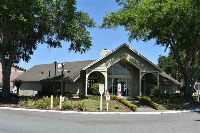 10305 N Alafaya Trail in Orlando, FL - Foto de edificio - Building Photo