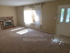 25314 Vía Saludo in Santa Clarita, CA - Building Photo - Building Photo