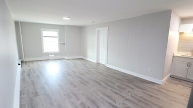 7 High St in Clinton, MA - Building Photo - Building Photo