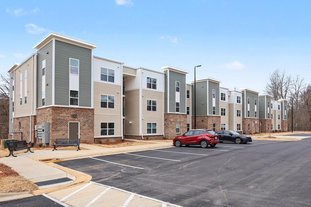 Leonard Greene in Dallas, NC - Foto de edificio
