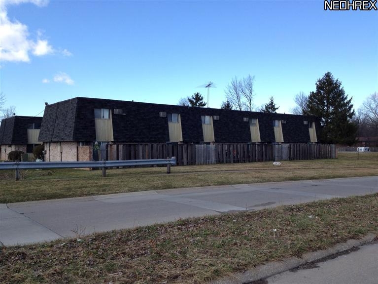 1423 Ashwood Dr in Lorain, OH - Building Photo