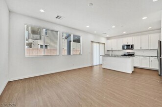 8106 Rockflower St in Las Vegas, NV - Building Photo - Building Photo