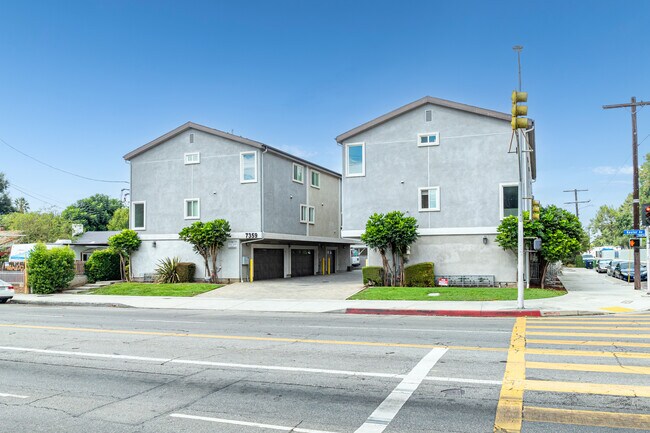 7359 Kester Ave in Van Nuys, CA - Foto de edificio - Building Photo