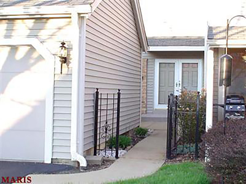 2313 Manor Lake Ct in Chesterfield, MO - Building Photo