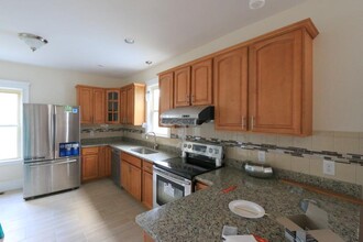 14 Bay State Ave, Unit 2 in Somerville, MA - Foto de edificio - Building Photo