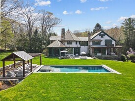 10 Upland Rd N in Bedford, NY - Building Photo