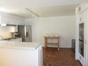 13065 Mindanao Way, Unit 12 in Marina Del Rey, CA - Building Photo - Building Photo