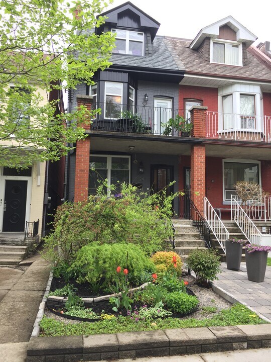 24 Borden St in Toronto, ON - Building Photo