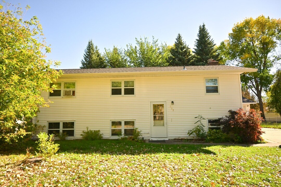 723 S 25th St in Grand Forks, ND - Building Photo