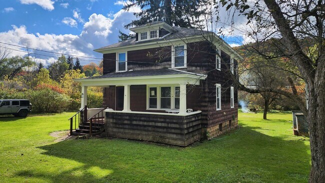 444 Derrick Rd in Derrick City, PA - Foto de edificio - Building Photo
