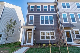 1759 Autumn Maple Leaf Dr in Dumfries, VA - Building Photo - Building Photo
