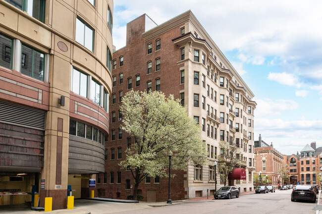 Garrison Hall in Boston, MA - Foto de edificio - Building Photo