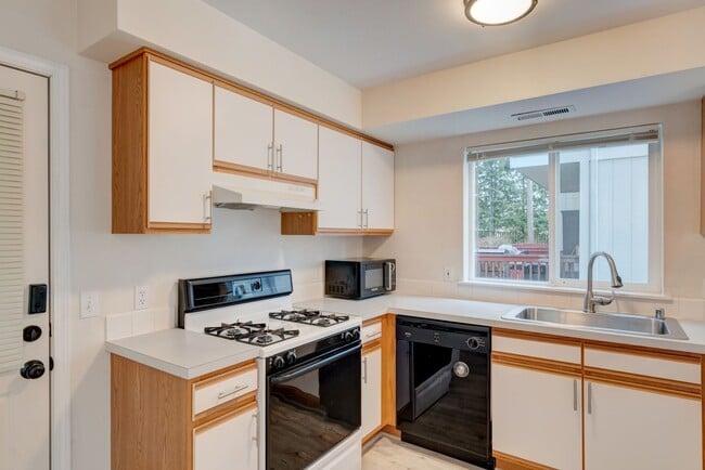30875 State Rte 20 in Oak Harbor, WA - Building Photo - Building Photo