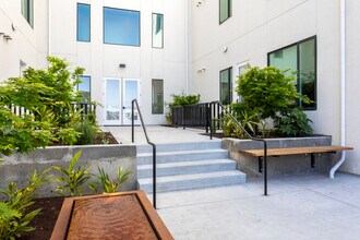 The Cue in Bakersfield, CA - Foto de edificio - Building Photo