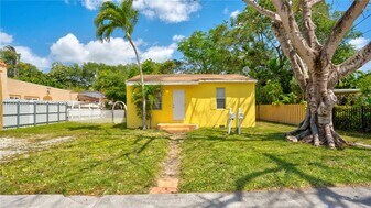 1085 NE 128th St in North Miami, FL - Building Photo