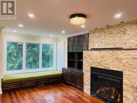 168 Timpson Dr in Aurora, ON - Building Photo