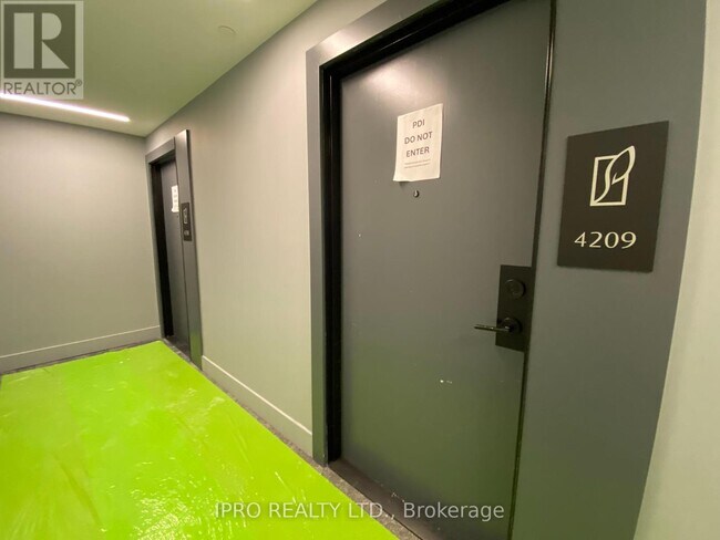 430-4430 Square One Dr in Mississauga, ON - Building Photo - Building Photo