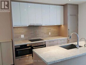 488 University Ave in Toronto, ON - Building Photo - Building Photo