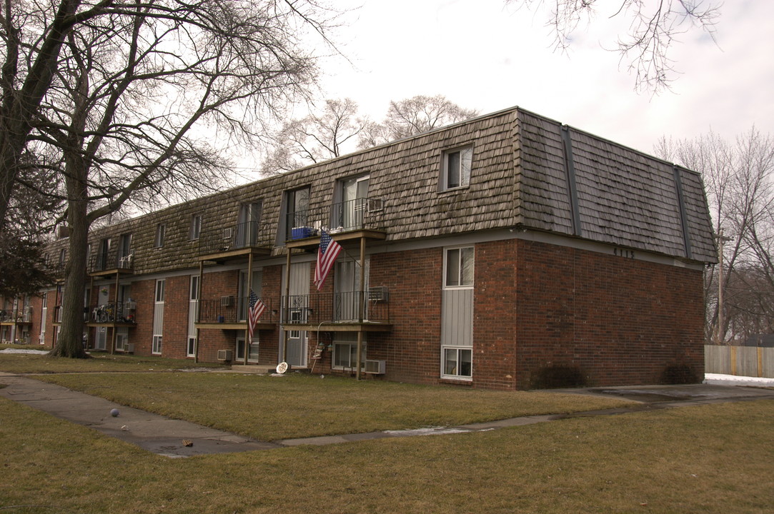 Oakridge Apartments in Rockford, IL - Building Photo