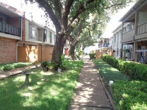 2585 Marilee Ln in Houston, TX - Building Photo - Building Photo