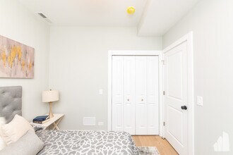 4409 W Montrose Ave in Chicago, IL - Building Photo - Building Photo